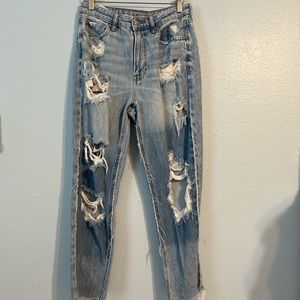 AE RIPPED MOM JEANS IN SIZE 6 SHORT